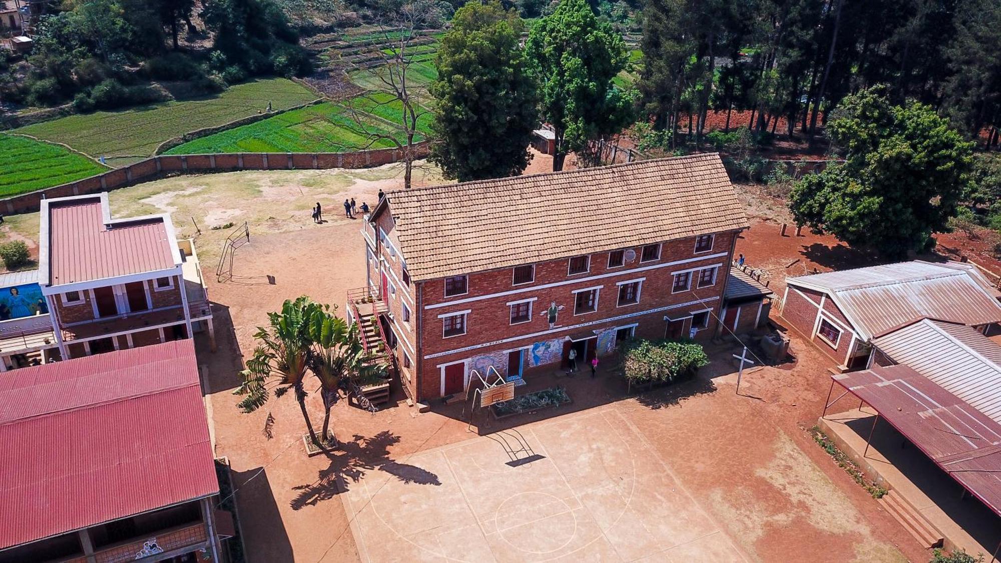 Апартаменты Lycee Picot De Cloriviere Dont Les Revenus Financent L'Education Des Eleves Анцирабе Экстерьер фото